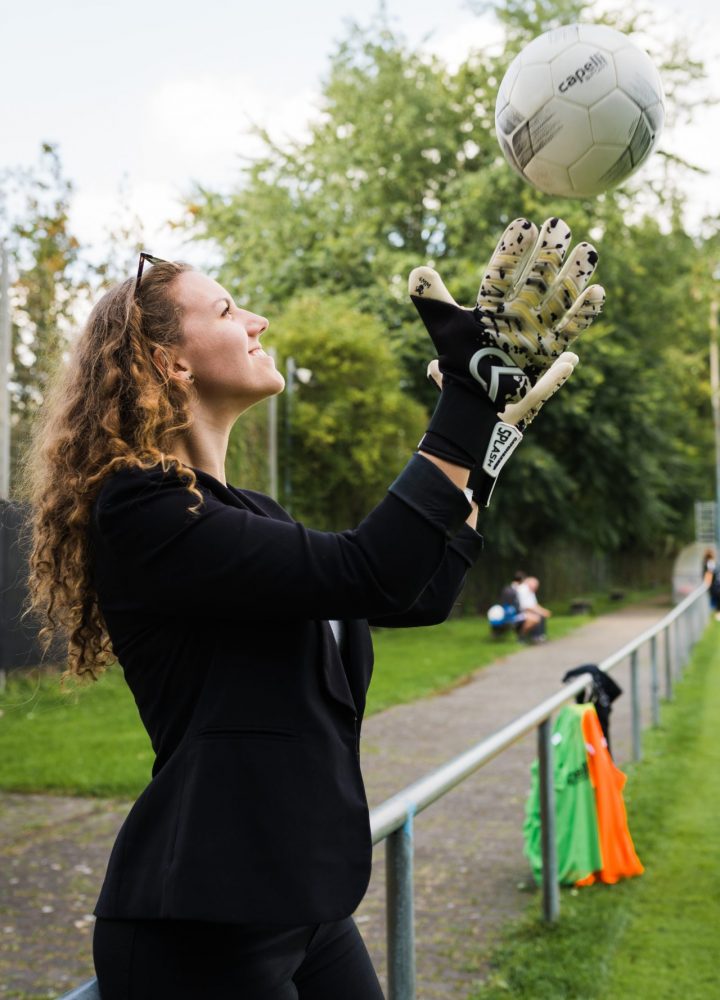Bild von Celina Lorei, die einen Ball wirft