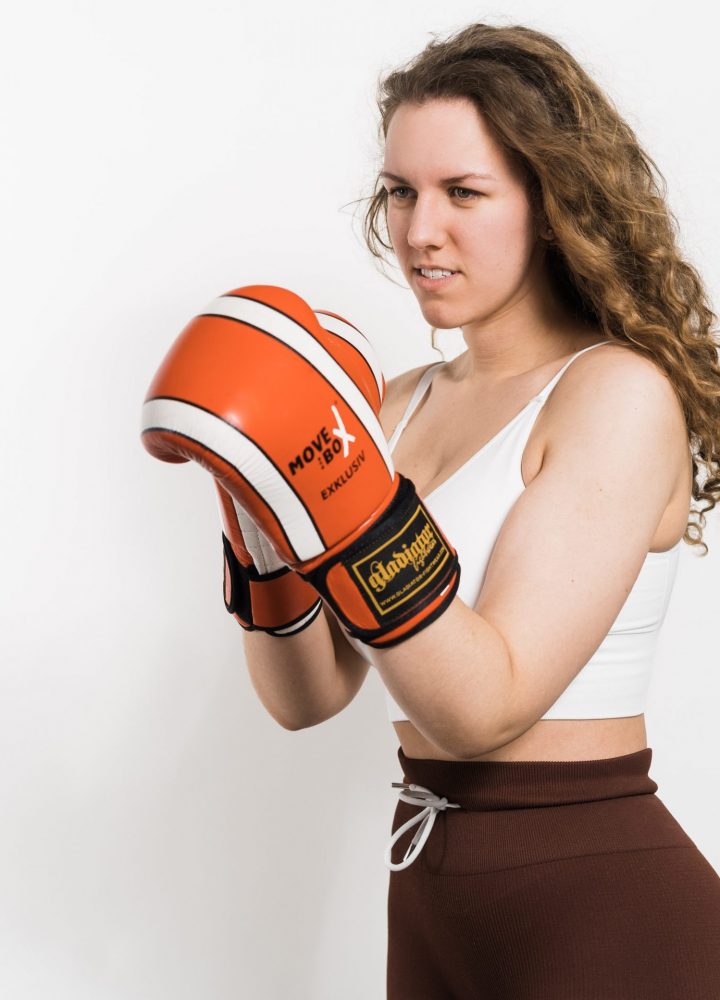 Bild von Celina Lorei mit Boxhandschuhen